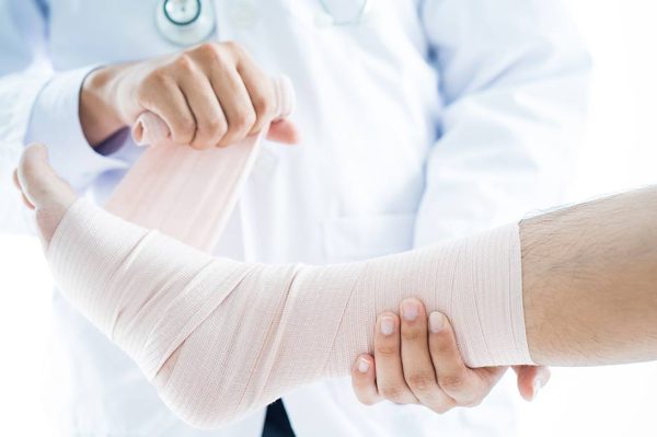 ACTUACIÓN DEL PROFESIONAL ANTE TRAUMATISMOS Y LESIONES POR AGENTES FÍSICOS