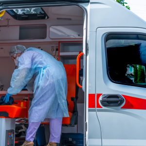 LIMPIEZA Y PUESTA A PUNTO DEL VEHÍCULO SANITARIO
